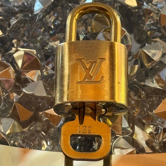 Louis Vuitton, Lock and Key, Authentic, 321 - Picture 4 of 5